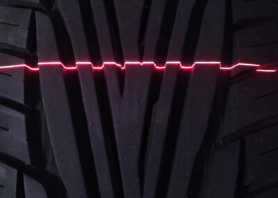 Hersteller-, Größen- und Profiltiefenbestimmung an Reifen