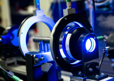 Optische Messtechnik für präzise Qualitätskontrolle von Rohren und Rundstäben